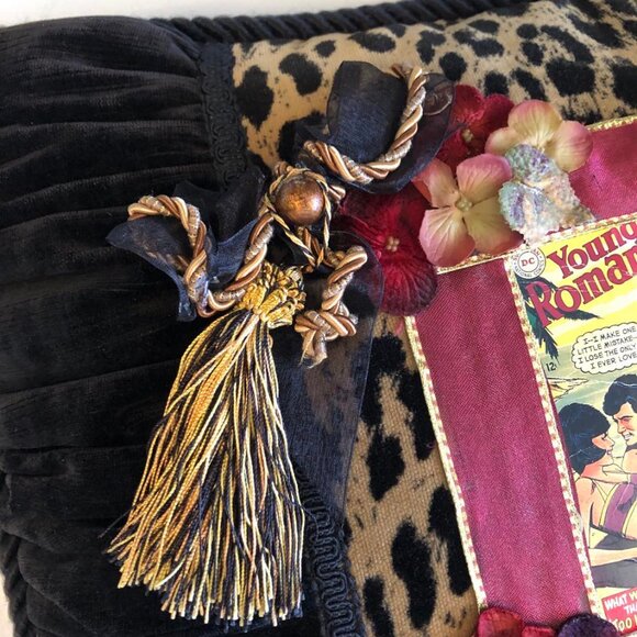 NWT ALEXANDRA'S ACCENTS Accent Pillow DC Romance Comic Strip Black\Leopard 15" - Picture 9 of 10